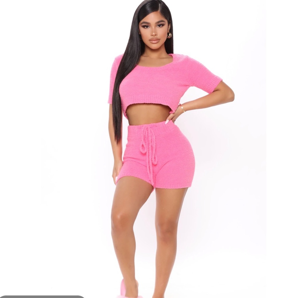 FASHION NOVA COZY SHORTS SET IN PINK SIZE LARGE! SO COMFY AND CUTE! 💗☺️